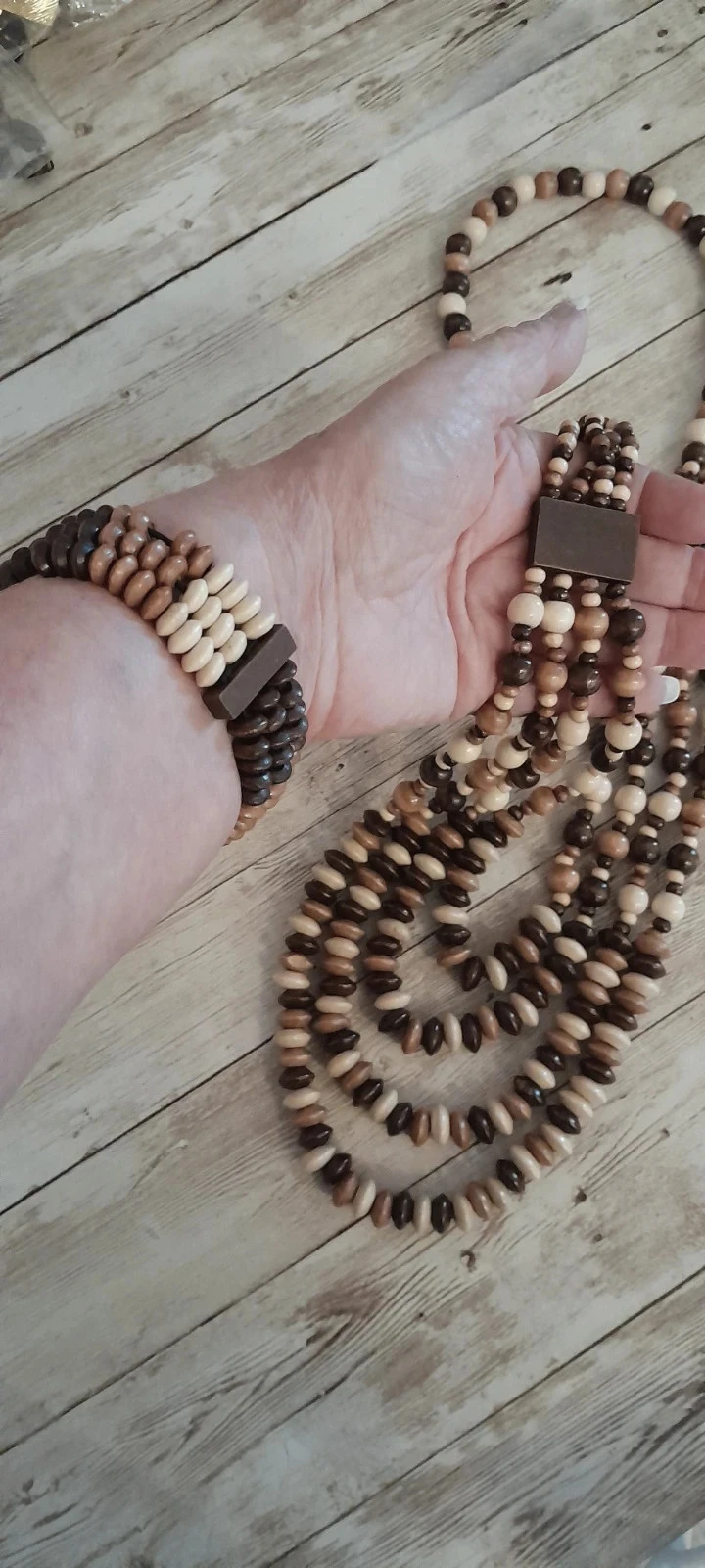 Conjunto collar + pulsera de madera, color café, crema – photo 8